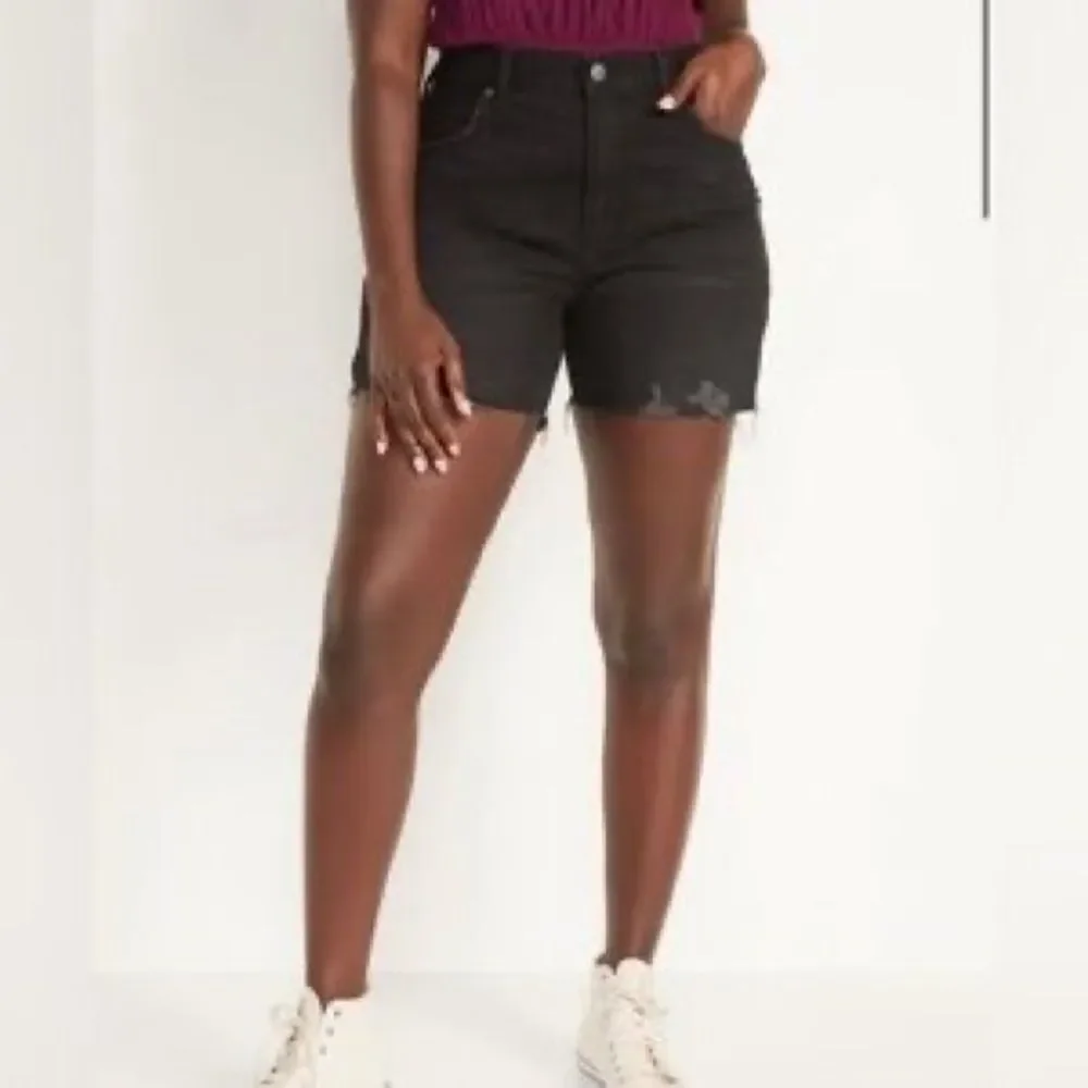 Old Navy High Waisted Slouchy Straight Cut-Off Black Denim Shorts - Picture 2 of 12